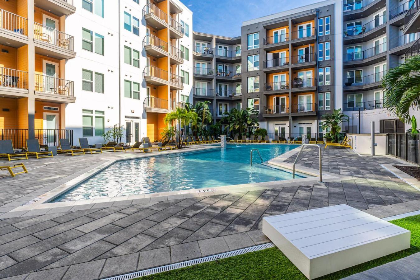 Tropical Field 1 Bed In Downtown With Free Parking Leilighet St. Petersburg Eksteriør bilde